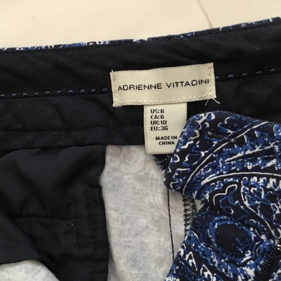 Adrienne Vittadini blue and white paisley print cotton stretch shorts - Picture 8 of 9